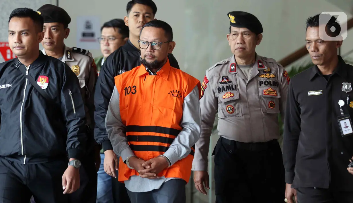 Setelah melalui proses audit panjang, Badan Pemeriksa Keuangan (BPK) RI mengonfirmasi bahwa kerugian keuangan negara dalam kasus ini menembus angka Rp622 miliar. Tampak dalam foto, mantan Staf Khusus Menteri Agama (Menag) periode 2020-2024, Yaqut Cholil Qoumas, Ishfah Abidal Aziz alias Gus Alex (tengah) usai menjalani pemeriksaan di Gedung Merah Putih Komisi Pemberantasan Korupsi (KPK), Jakarta, Selasa (17/3/2026). (Liputan6.com/Helmi Fithriansyah)