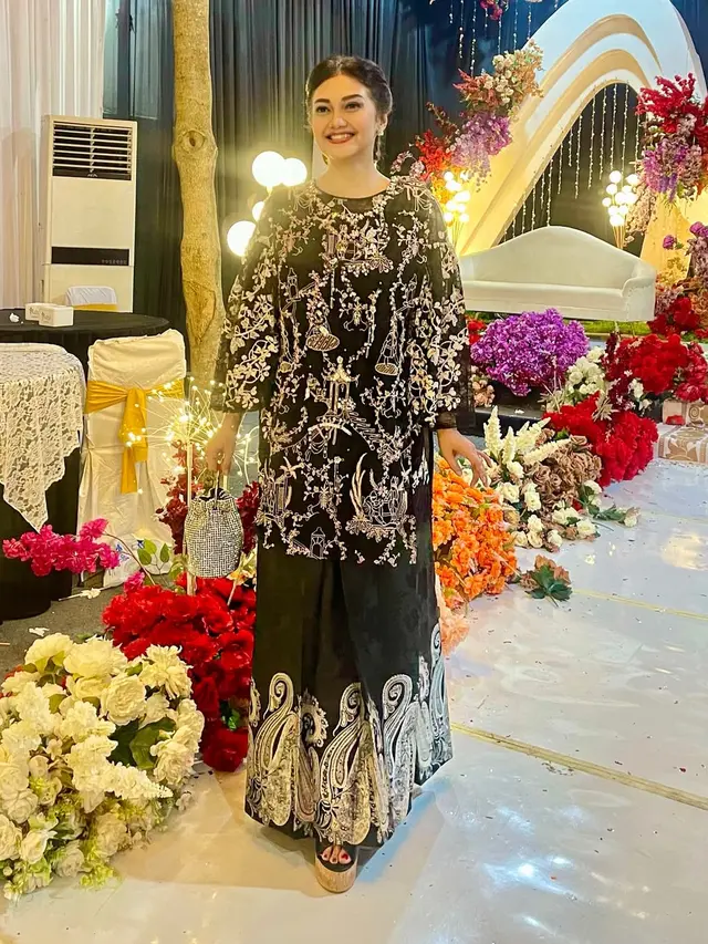 6 Outfit Kondangan Ala Bella Saphira, Inspirasi Tampil Fresh di Usia 50 Tahun