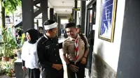 Bupati Purwakarta Dedi Mulyadi mengantarkan putra pertamanya ke sekolah hari pertama. (Liputan6.com/Abramena)