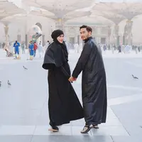 Saat menjalani umrah di Tanah Suci, penampilan Syahnaz terlihat berbeda. Istri Jeje Govinda ini tampak selalu mengenakan hijab. [Foto: instagram/syahnazs]