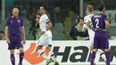 Selebrasi pemain Tottenham Hotspur, Nacer Chadili, setelah mencetak gol ke gawang Fiorentina dalam leg pertama babak 32 besar Liga Europa di Stadion Artemio Franchi, Italia, Jumat (19/2/2016) dini hari WIB. (AFP/Andreas Solaro)