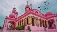 Masjid Dimaukom atau Masjid Pink yang berada di Filipina (dok. Instagram @dustinginchalian/https://www.instagram.com/p/Bk-xyt2hrdX/Fairuz Fildzah)