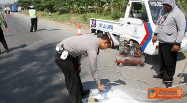 Citizen6, Kendal: Dalam rangka HUT Satlantas yang ke-56, jajaran Satlantas Polres  Kendal mengadakan kegiatan pengecatan Zebra Cross dan pembersihan rambu lalu lintas di sejumlah titik jalan raya Pantura Kabupaten, Sabtu (24/9). (Pengirim: Aryo Widiyanto)