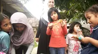 Ketiga anak perempuan begitu ulet menguleni permen Gulali jualannya di Kampung Arab Al-Munawar Palembang (Liputan6.com/Nefri Inge)