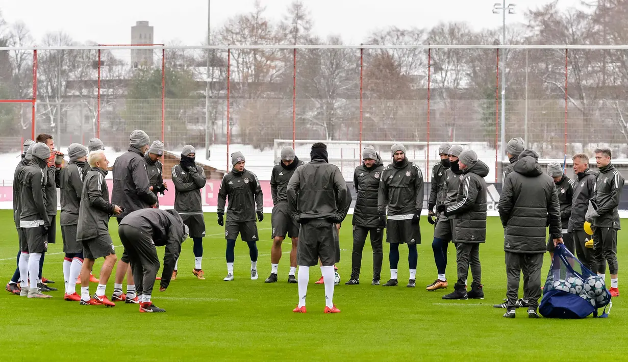 Para pemain Bayern Munchen mendengarkan pelatih mereka Jupp Heynckes (keenam kanan) saat mengikuti sesi latihan di Pusat Latihan di Munich, Jerman, (4/12). Munchen akan bertanding melawan PSG di grup B Liga Champions. (AFP Photo/Guenter Schiffmann)