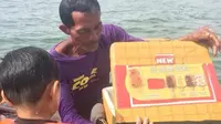 Jualan es krim di tengah-tengah laut demi hidupi keluarga. Credit: Facebook/Abbey Ann Hernandez