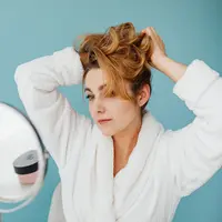 Memiliki rambut yang cepat panjang memang bisa menjadi kabar baik bagi banyak orang. Namun, di sisi lain, rambut yang semakin panjang juga membutuhkan perhatian lebih agar tetap sehat, rapi, dan mudah diatur setiap hari