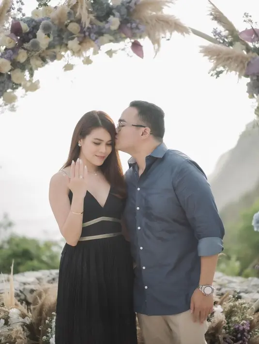 Ini adalah momen ketika anak Hotman Paris melamar Chen Giovani. Fritz mengenakan kemeja denim lengan pnajang dan celana khaki, sedangkan Chen Giovani tampil cantik nan simpel dengan dress bertali spageti berwarna hitam. Foto: Instagram.