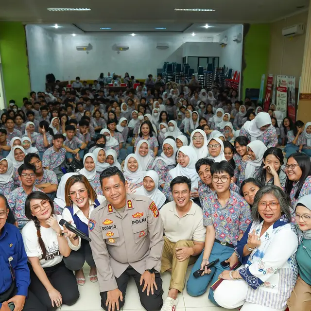 Peduli Korban Bullying, Ini 7 Momen Baim Wong Jadi Pembincara di Sekolahan