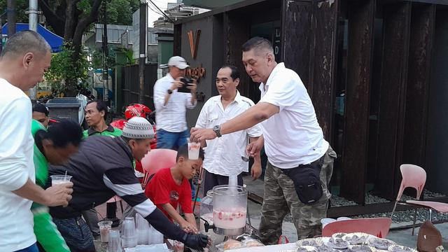 Donny Kesuma dan Selma Kezia terlibat dalam acara bagi-bagi takjil yang digelar Garuda Perkasa (ist)