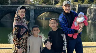 Dalam akun Instagram pribadinya, Kartika Putri sering mengunggah foto bersama keluarga kecilnya. Potret harmonis keluarga selebriti ini pun tak lepas dari perhatian netizen. (Liputan6.com/IG/@kartikaputriworld)