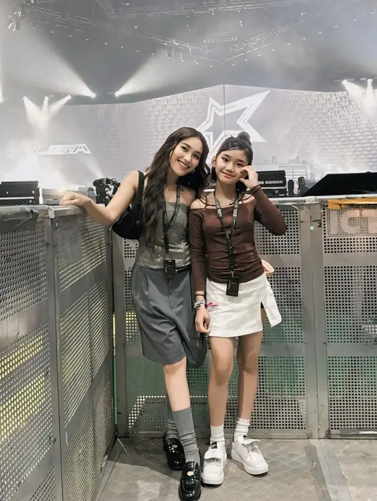 <p>Anggota BLACKPINK, Lisa, baru saja menggelar jumpa penggemar pertamanya di Beach City International Stadium, Ancol, Jakarta, pada Jumat (15/11/2024). Acara ini sukses menjadi magnet bagi para penggemar K-Pop di Tanah Air, termasuk selebritas Ayu Ting Ting yang tak ketinggalan untuk menghadiri momen istimewa tersebut bersama putrinya, Bilqis. [@ayutingting92].</p>