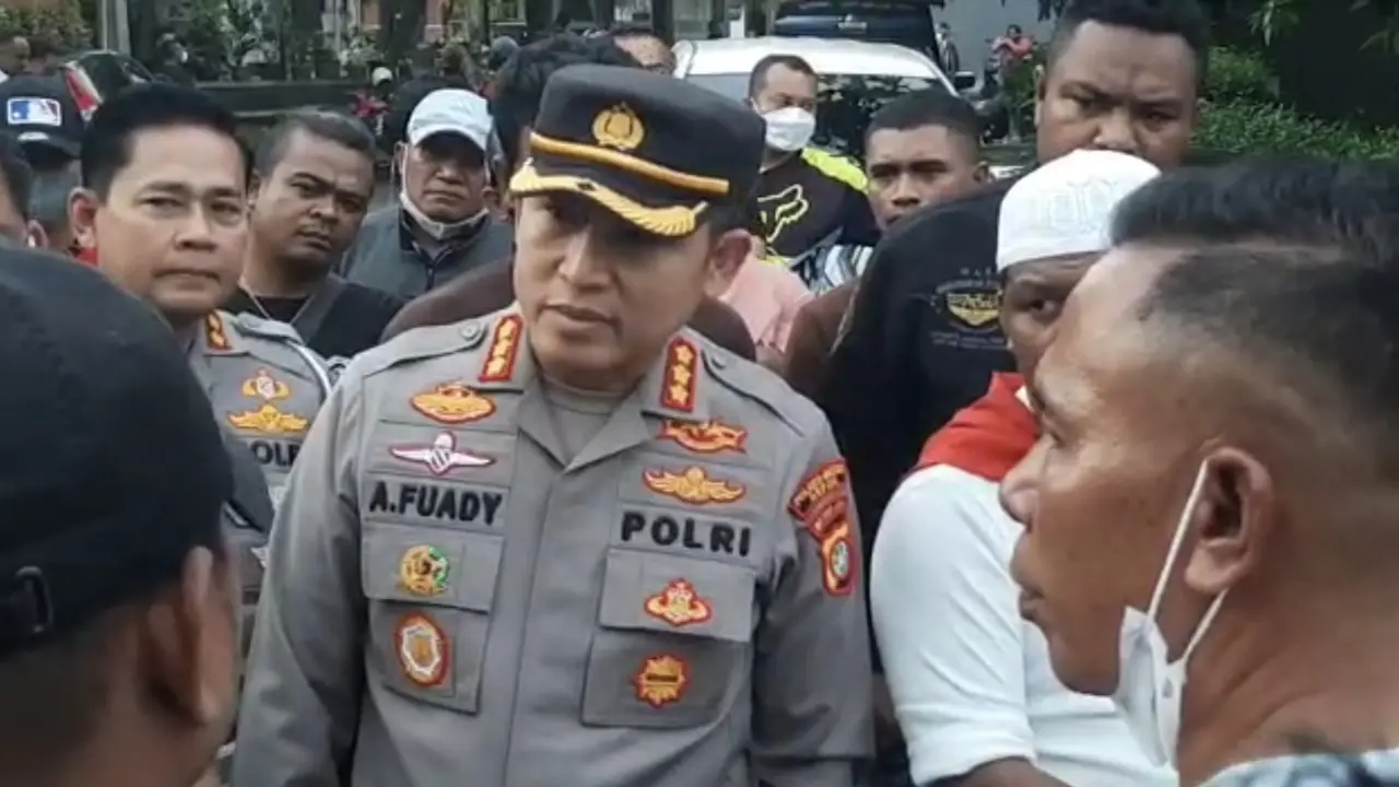 Kapolres Metro Depok Kombes Ahmad Fuady sempat melerai salah satu massa usai bentrokan antar kelompok di Perumahan Raffles Hills, Kecamatan Tapos, Kota Depok.