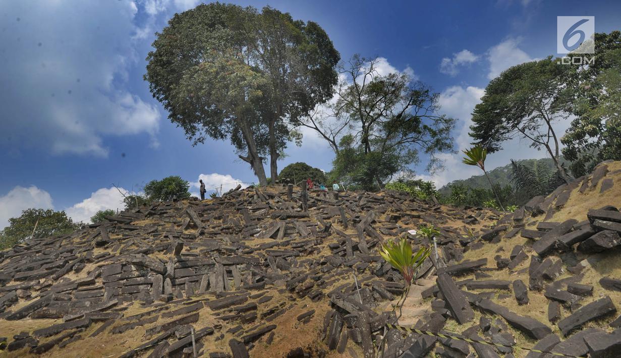 Wisatawan berkunjung ke Situs Megalitikum Gunung Padang, Kabupaten Cianjur, Jawa Barat, Minggu (11/8/2019). Libur Idul Adha 2019 dimanfaatkan warga sekitar Jabotabek dan Bandung untuk mengunjung situs megalitik terbesar di Asia Tenggara tersebut. (merdeka.com/Arie Basuki)