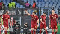 Gelandang AS Roma, Edoardo Bove (tengah), berpose merayakan golnya di depan pendukung Giallorossi yang memadati Stadion Olimpico Roma dalam laga kontra Bayer Leverkusen di leg pertama semifinal Liga Europa, Jumat (12/5/2023) dini hari WIB. AS Roma menang 1-0 atas wakil Jerman itu dalam pertandingan ini. (Alberto PIZZOLI / AFP)