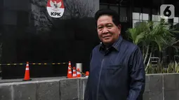 keluar dari gedung KPK untuk rehat dan salat Jumat saat jeda pemeriksaan di Jakarta, Jumat (18/10/2019). Nasri Umar diperiksa terkait kasus dugaan suap 'ketok palu' pengesahan ‎RAPBD Provinsi Jambi Tahun 2018. (merdeka.com/Dwi Narwoko)
Ketua Fraksi Partai Demokrat DPRD Provinsi Jambi, Nasri Umar