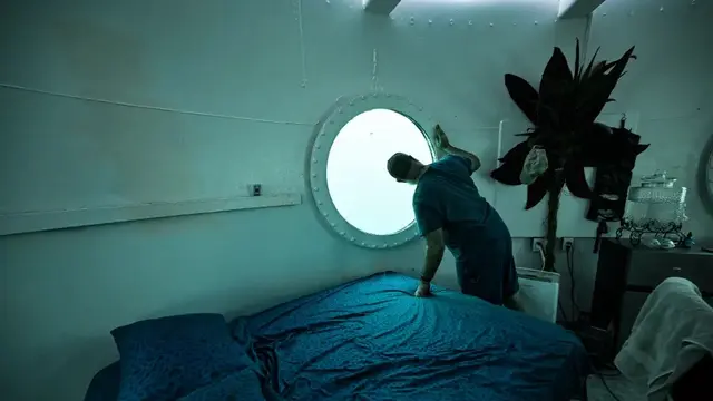 Pria Hdup di Dalam Laut