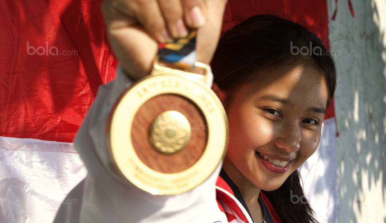 Atlet Senam Artistik, Rifda Irfanaluthfi meraih emas pada senam artistik nomor balok keseimbangan di MATRADE Exhibition and Convention Centre, Segambut, Rabu (23/8/2017). Rifda meraih nilai total 13. (Bola.com/Nicklas Hanoatubun)