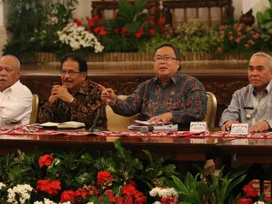 Menteri PPN/Kepala Bappenas Bambang Brodjonegoro (kedua kanan) memberikan keterangan pers terkait pemindahan Ibu Kota di Istana Negara, Jakarta, Senin (26/8/2019). Pemerintah berkomitmen tidak akan menggunakan APBN yang bersumber dari penerimaan pajak. (Liputan6.com/Angga Yuniar)