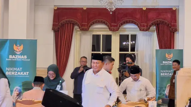 Presiden Joko Widodo (Jokowi) beserta Wakil Presiden Ma'ruf Amin membayarkan zakat melalui Badan Amil Zakat Nasional (BAZNAS) di Istana Negara Jakarta, Rabu (13/3/2024).