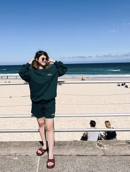 Mitzi juga tampil dengan one pieces hitam dari sweater dan short pants, cukup mengenakan sandal coklatnya.  (@mitziabigail)