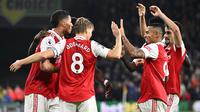 Pemain Arsenal Martin Odegaard merayakan gol kedua timnya dengan rekan setimnya saat melawan Wolverhampton Wanderers pada pertandingan sepak bola Liga Inggris di Stadion Molineux, Wolverhampton, Inggris, 12 November 2022. Arsenal menang 2-0. (Oli SCARFF/AFP)