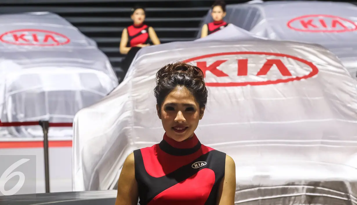 Model menjaga stand pameran mobil KIA saat pameran otomotif Gaikindo Indonesia International Auto Show (GIIAS) di ICE BSD, Tangerang Selatan, (11/08). GIIAS 2016 dimeriahkan oleh 361 booth pameran. (Liputan6.com/Fery Pradolo)