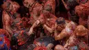 La Tomatina kemudian secara resmi dinyatakan sebagai Festival Minat Turis Internasional pada 2002 dan menarik lebih banyak tur mancanegara. (AP Photo/Alberto Saiz)