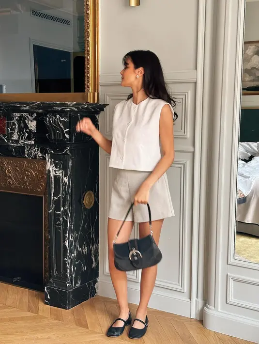 Keliling Paris, Amanda Rawless tampil nyaman dengan setelan celana pendek dan atasan tanpa lengan. Dipadukan dengan shoulder bag hitam dan sepatu Mary Jane yang manis [@amandarawles]