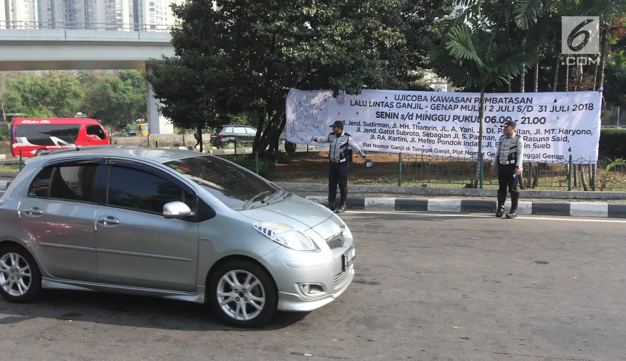 Petugas Dishub DKI disiagakan pada hari pertama uji coba perluasan ganjil genap di kawasan Tomang, Jakarta, Senin (2/7). Selama masa uji coba hingga 31 Juli 2018 itu tidak akan ada tilang bagi pengendara yang melanggar. (Liputan6.com/Arya Manggala)