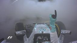 Aksi Nico Rosberg setelah finis kedua dalam balapan F1 GP Abu Dhabi sekaligus memastikan menjadi juara dunia F1 2016. (Bola.com/Twitter/F1)