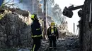 Petugas pemadan kebakaran memeriksa area yang terkena ledakan gudang kembang api di Tui, Spanyol, Rabu (23/5). Satu orang tewas dalam kejadian tersebut. (MIGUEL RIOPA/AFP)