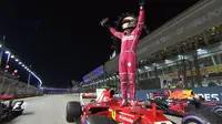 Sebastian Vettel merebut pole position F1 GP Singapura setelah mengukir waktu lap tercepat pada kualifikasi di Sirkuit Marina Bay, Sabtu (16/9/2017). (Twitter/F1)