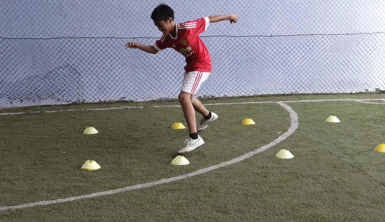 Jelang keberangkatannya ke MU, Ibrahim Zikri terus melatih mental dan fisiknya agar semakin berkembang. (Bola.com/Vitalis Yogi Trisna)