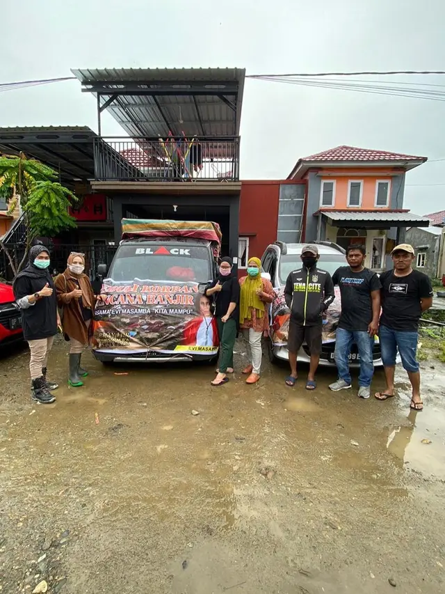 Rela Jual Alphard, Ini 6 Momen Evi Masamba Bagi Sembako untuk Korban Banjir Luwu Utara