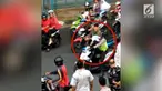 Seorang anggota TNI di kota Pekanbaru yang tidak menggunakan helm ketika berkendara, ditegur oleh anggota Polisi Lantas Polres Pekanbaru