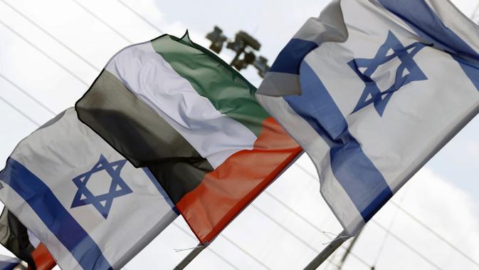 Bendera Israel dan Uni Emirat Arab berjejer di jalan di kota pesisir Israel, Netanya, pada 16 Agustus 2020. (AFP/Jack Guez)