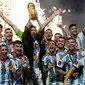 Pemain Argentina Lionel Messi bersama rekan setimnya mengangkat trofi juara usai mengalahkan Prancis pada pertandingan sepak bola final Piala Dunia 2022 di Stadion Lusail, Lusail, Qatar, 18 Desember 2022. Argentina menang 4-2 dalam adu penalti setelah pertandingan berakhir imbang 3 -3. (AP Photo/Martin Meissner)