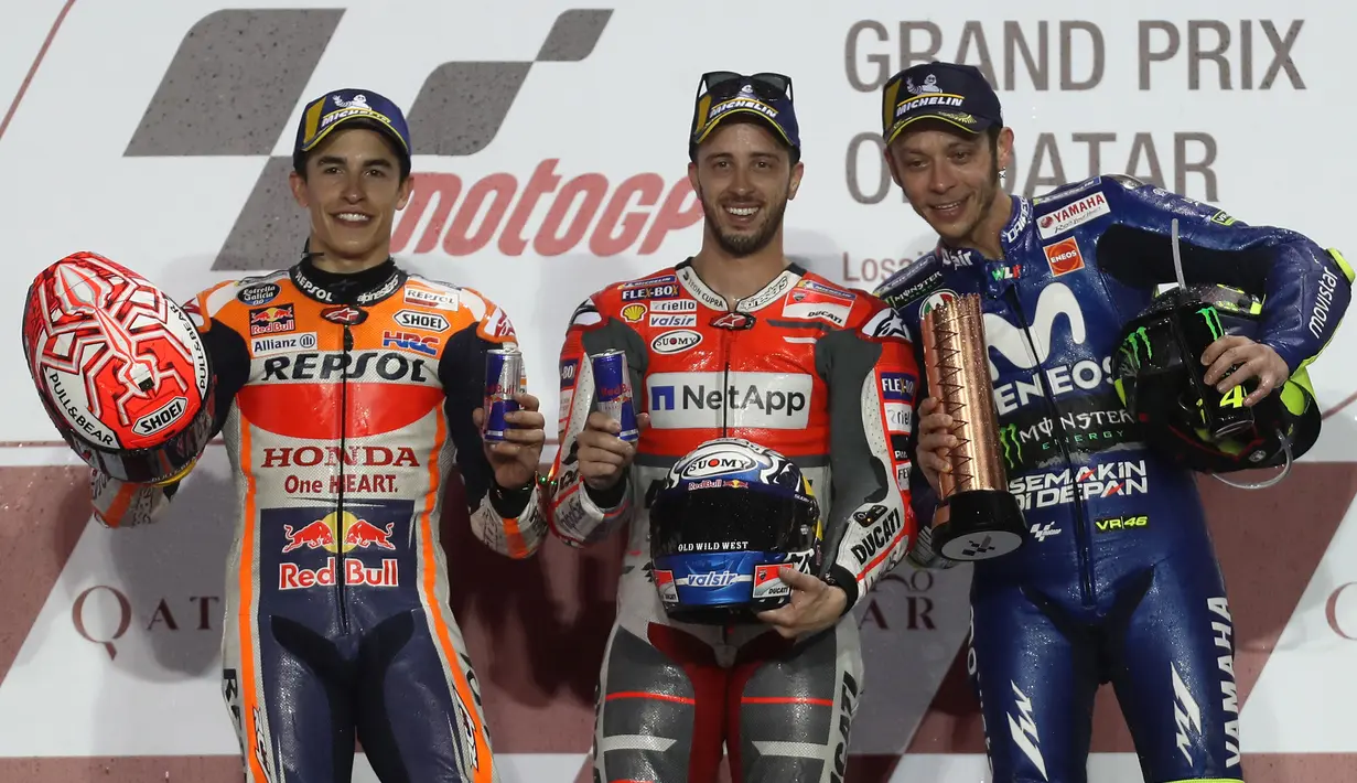 Pebalap Ducati, Andrea Dovizioso bersama Valentino Rossi dan Marc Marquez merayakan podium MotoGP Qatar di Sirkuit Losail, Doha, Minggu (18/3/2018). Dovizioso juara dengan catatan waktu 42 menit 34,654 detik. (AFP/Karim Jaafar)
