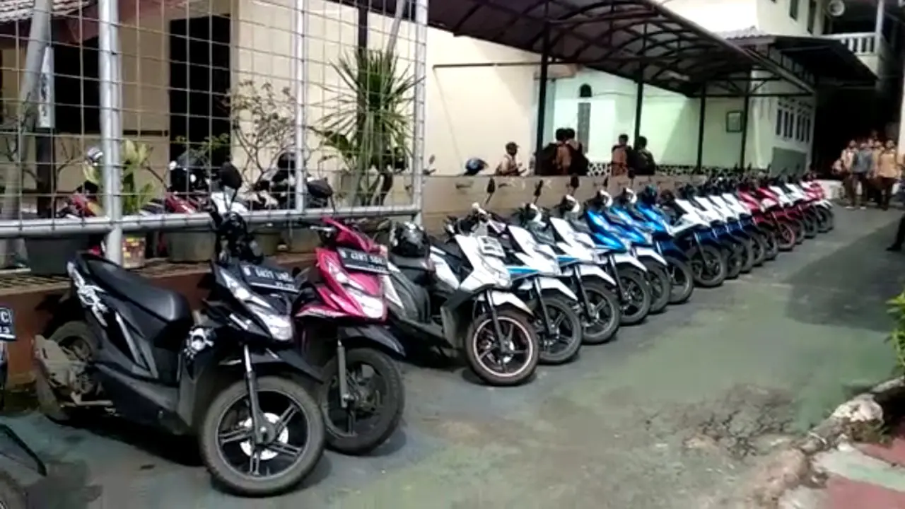 Rapihkan Motor Sesuai Warna dan Tipe, Satpam Sekolah di Tangsel Viral di Medsos