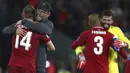 Pelatih Liverpool, Juergen Klopp, memeluk Jordan Henderson usai mengalahkan PSG pada laga Liga Champions di Stadion Anfield, Liverpool, Selasa (18/9/2018). Liverpool menang 3-2 atas PSG. (AP/Dave Thompson)