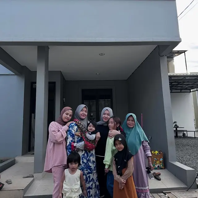 6 Potret Mbak Lala Pengasuh Rafathar Kumpul Keluarga, Rayakan Lebaran di Rumah Depok