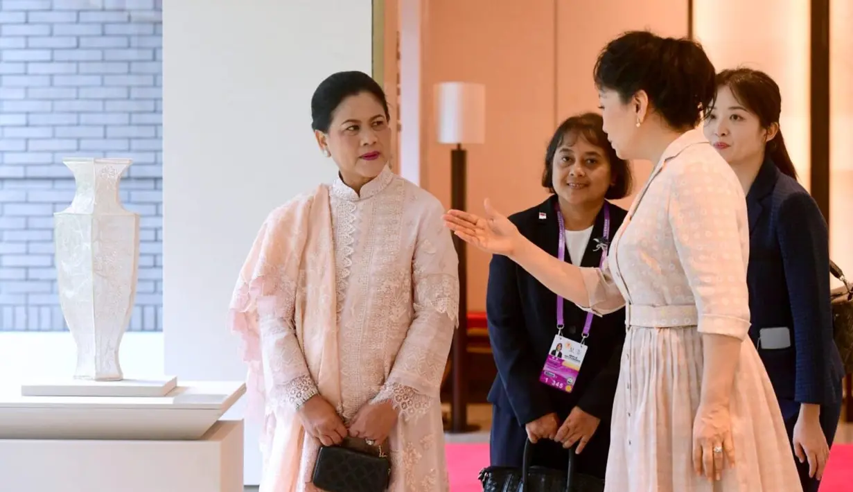 Peng Liyuan tak kalah anggun dengan gaun midi kotak-kotak beige [Dok. Sekretariat Presiden]