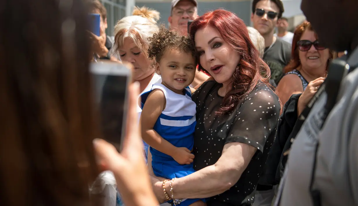 Istri mendiang Elvis Presley, Priscilla Presley pada peringatan 40 tahun kematian suaminya di Graceland, Memphis, Tenn, Selasa (16/8). Kematian Presley secara mendadak di usia 42 tahun mengejutkan keluarga dan penggemarnya. (AP Photo/Brandon Dill)