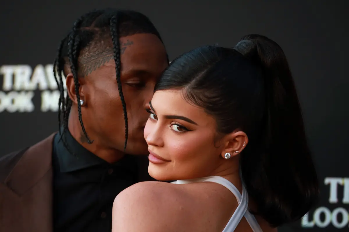 Travis Scott Peluk Cium Kylie Jenner di Pemutaran Perdana Filmnya