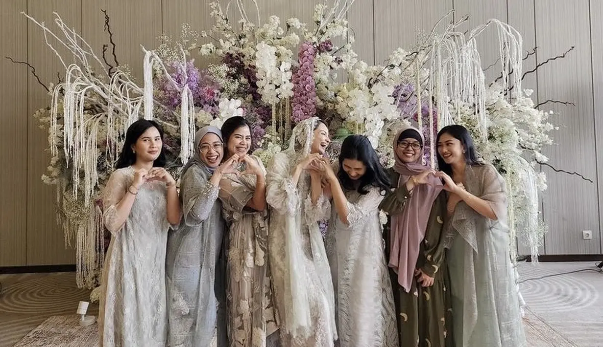 Pengajian tersebut pun dihadiri para sahabat tercinta. @sashamlubis