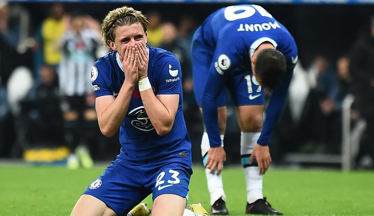 Ekspresi kecewa gelandang Chelsea, Conor Gallagher setelah gagal memanfaatkan peluang saat menghadapi Newcastle United dalam laga Liga Inggris 2022/2023 di St James' Park, Newcastle (12/11/2022). Meski Everton telah memberi tawaran yang fantastis senilai 45 juta poundsterling atau setara Rp818 miliar kepada Chelsea, namun Conor Gallagher lebih memilih bertahan bersama The Blues. (AFP/Andy Buchanan)