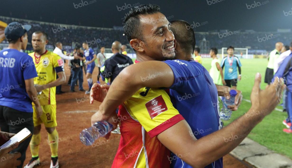 Gelandang Sriwijaya FC, Firman Utina, sempat dikabarkan memiliki masalah dengan manajemen Persib. Mengakhiri masalah itu pemain senior  ini akhirnya memilih kembali ke klub lamanya Laskar Wong Kito. (Bola.com/Vitalis Yogi Trisna)