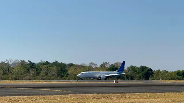 Pesawat Garuda pecah ban di Bandara Sultan Hasanuddin