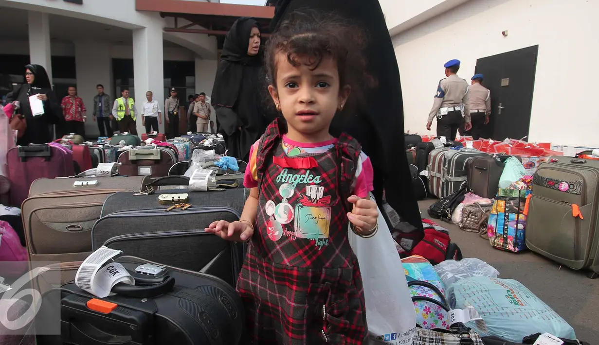 Seorang anak Tenaga Kerja Indonesia saat tiba di Bandara Soekarno Hatta, Tangerang, Rabu (11/11/2015). Para TKI perempuan tersebut hampir sebagian pulang membawa anak-anak mereka yang wajahnya lucu dan menggemaskan. (Liputan6.com/Angga Yuniar)